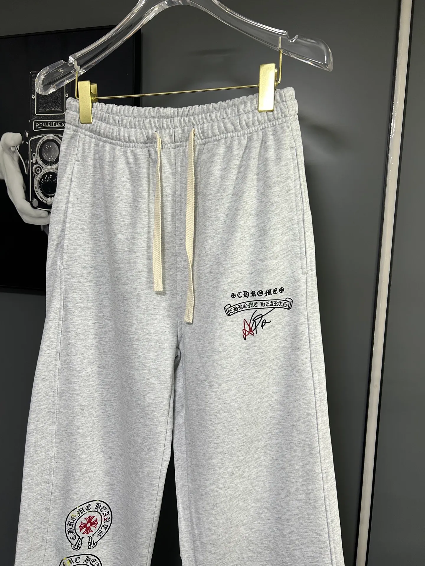 P220 Chrome Hearts 25 new colorful cross-mark loose straight trousers 2025 autumn and winter new embroidered elastic band casual trousers, customized fabrics at the counter. Made of 400g high-version terry fabric, with high breathability and comfort, impeccable details, no pilling and no deformation, brand element design concept, reflecting high quality. It feels delicate and soft! It presents casual tailoring, the same style for men and women, and the upper body shape is awesome! Size: S M L XL Color: Black Gray